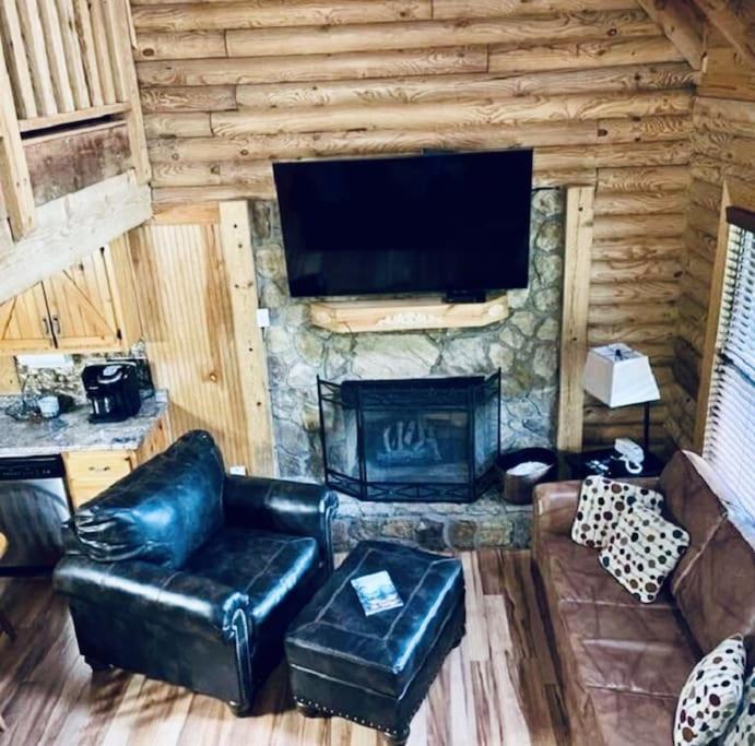 Rustic Black Bear Cabin Pigeon Forge Exterior photo
