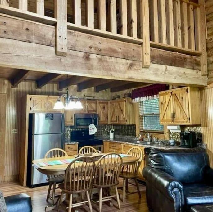 Rustic Black Bear Cabin Pigeon Forge Exterior photo
