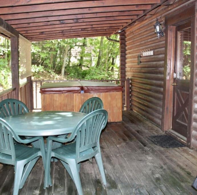 Rustic Black Bear Cabin Pigeon Forge Exterior photo