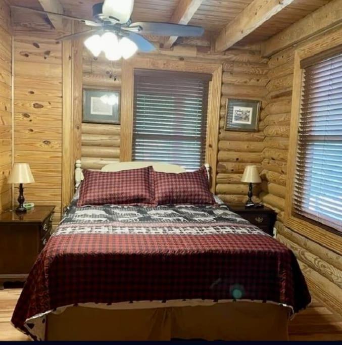 Rustic Black Bear Cabin Pigeon Forge Exterior photo